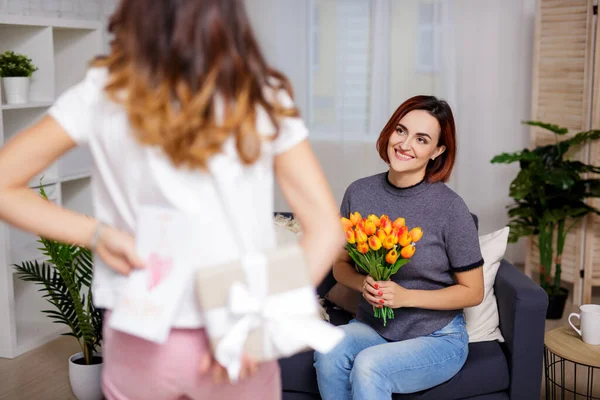 Mammas Dag Koncept Dotter Gör Överraskning För Lycklig Mor Håller — Stockfoto