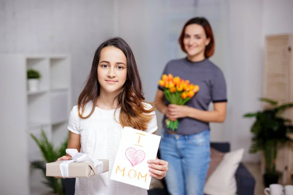 Mammas Dag Koncept Söt Dotter Gör Överraskning För Mamma Med — Stockfoto