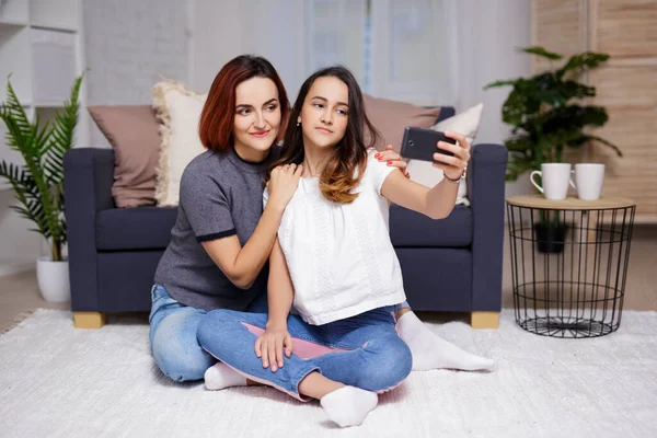 Mãe Filha Tirando Foto Selfie Com Smartphone Sala Estar — Fotografia de Stock