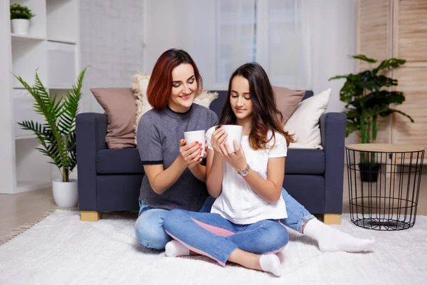 Porträtt Mor Och Dotter Sittande Vardagsrummet Och Dricka Eller Kaffe — Stockfoto