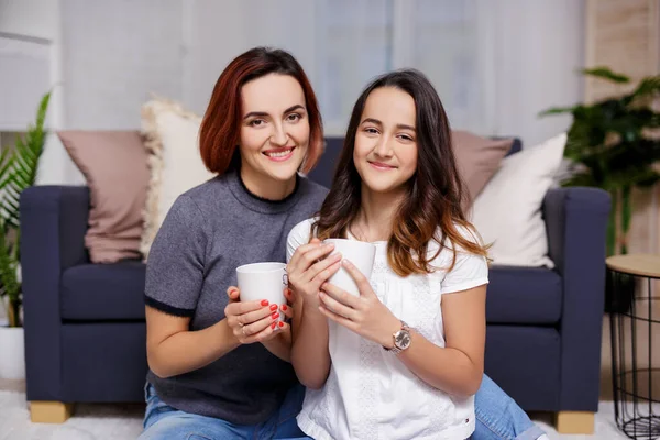 Familj Och Hem Koncept Porträtt Lycklig Mor Och Dotter Sitter — Stockfoto