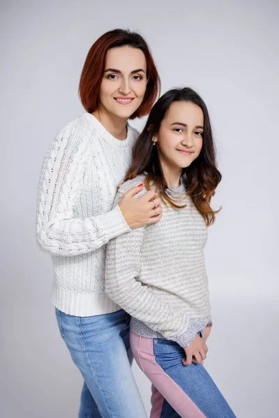 Concepto Familia Retrato Madre Hija Sonrientes Con Ropa Abrigo Posando — Foto de Stock