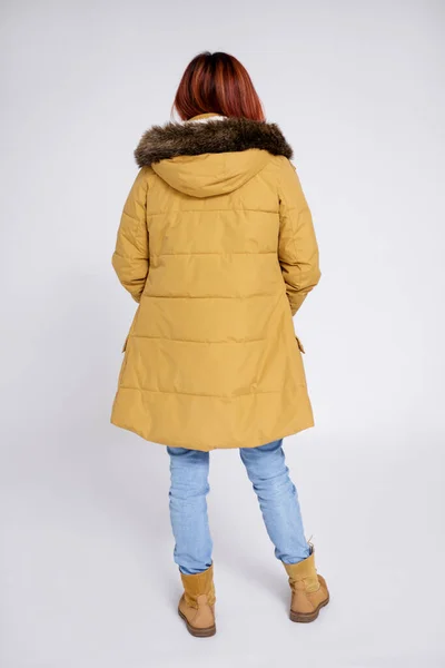 Achteraanzicht Van Vrouw Warme Winter Kleding Poseren Grijze Achtergrond — Stockfoto