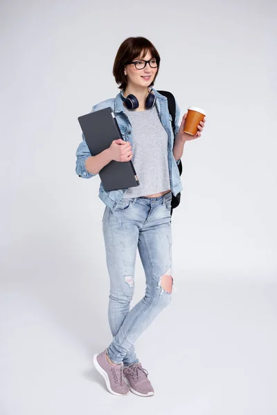Leende Kvinna Student Med Hängslen Tänder Laptop Kopp Kaffe Och — Stockfoto
