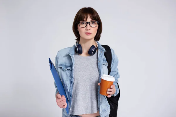 Portrait Une Étudiante Lunettes Avec Sac Dos Dossier Tasse Café — Photo