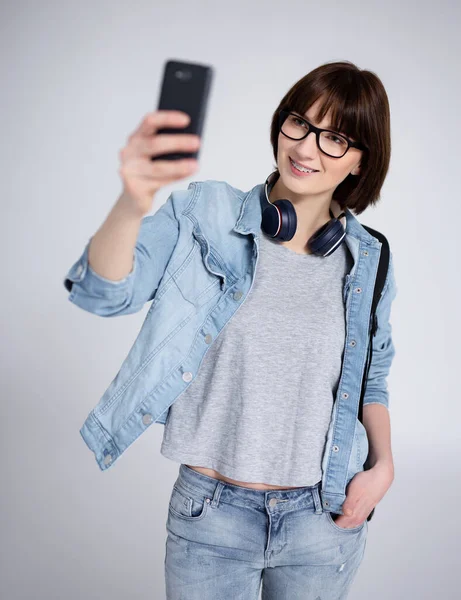 Porträt Einer Lächelnden Studentin Mit Zahnspange Beim Selfie Foto Vor — Stockfoto
