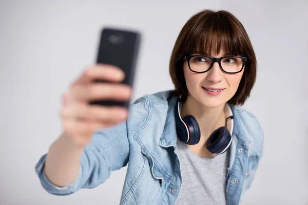 Retrato Una Hermosa Mujer Joven Adolescente Con Frenos Los Dientes —  Fotos de Stock