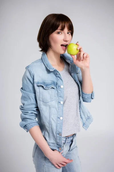 교정술 사과를 치아를 여자나 소녀의 초상화 — 스톡 사진