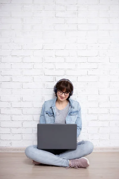 Jonge Vrouw Tiener Meisje Met Behulp Van Laptop Het Luisteren — Stockfoto