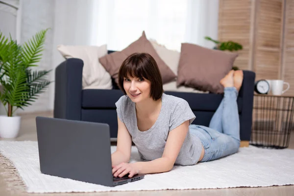 Retrato Jovem Bela Mulher Adolescente Usando Laptop Sala Estar — Fotografia de Stock