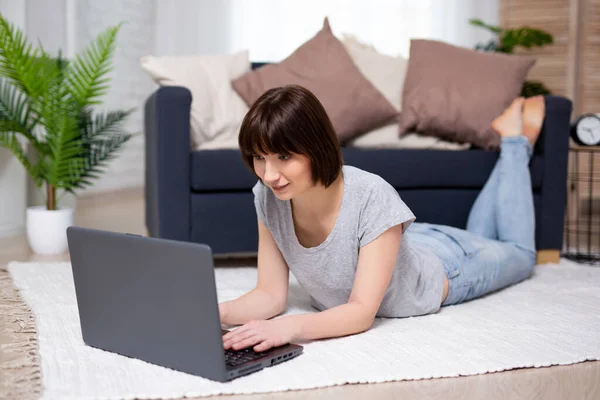 Conceito Educação Negócios Tecnologia Retrato Mulher Jovem Adolescente Usando Laptop — Fotografia de Stock
