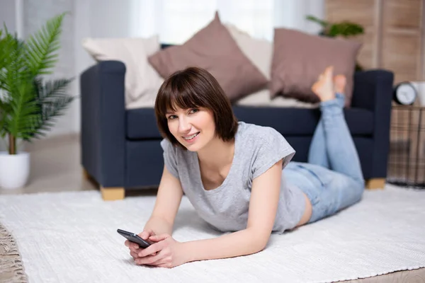 Mladá Žena Nebo Dospívající Dívka Ležící Podlaze Chytrým Telefonem Doma — Stock fotografie