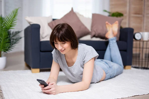 Retrato Mujer Joven Adolescente Usando Teléfono Inteligente Casa —  Fotos de Stock