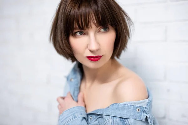 Close Retrato Jovem Mulher Sexy Com Lábios Vermelhos Camisa Jeans — Fotografia de Stock