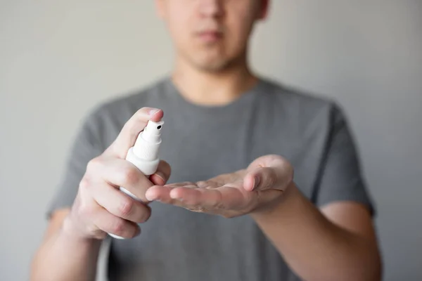 Koncepcja Higieny Lub Dezynfekcji Rąk Zbliżenie Człowieka Myjącego Ręce Sprayem — Zdjęcie stockowe