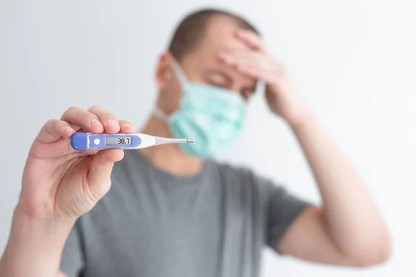 세계적 독감이나 코로나 바이러스를 과보호 마스크를 온도계를 두통을 — 스톡 사진