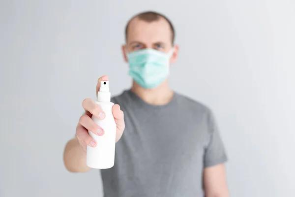 Coronavirus Concetto Protezione Disinfezione Uomo Maschera Medica Spruzzando Spray Igienizzante — Foto Stock