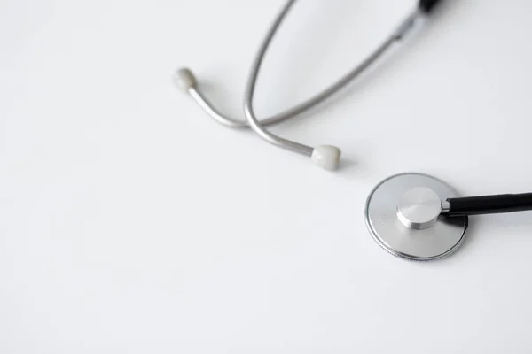 Medizin Und Gesundheitswesen Hintergrund Nahaufnahme Von Stethoskop Über Weißem Tisch — Stockfoto