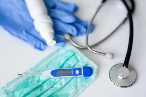 Medizin Gesundheitsfürsorge Und Pandemiekonzept Stethoskop Schutzmaske Handschuhe Desinfektionsmittel Und Thermometer — Stockfoto