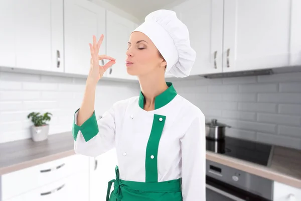 Mutlu Genç Kadın Aşçının Portresi Modern Mutfakta Lezzetli Bir Tabela — Stok fotoğraf