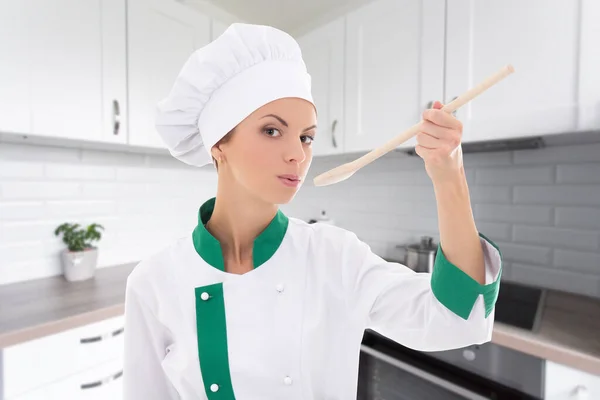 Conceito Cozinha Jovem Mulher Bonita Uniforme Chef Degustação Algo Cozinha — Fotografia de Stock