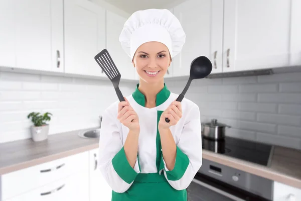 Jovem Mulher Chef Alegre Uniforme Com Ferramentas Cozinha Moderna — Fotografia de Stock