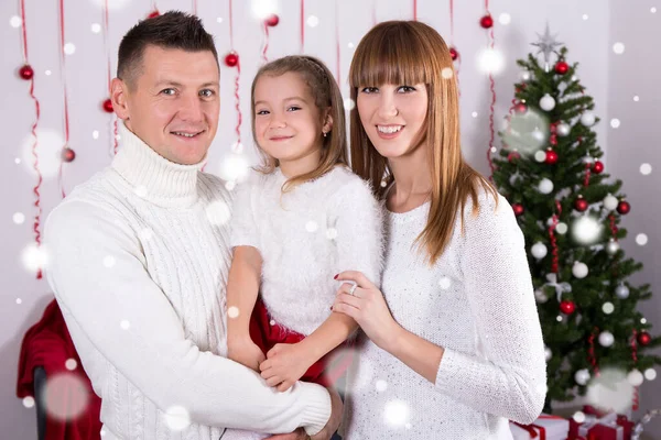 有装饰圣诞树的快乐父母和女儿的全家福 — 图库照片