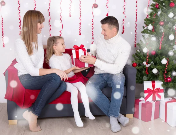 Glad Familj Utbyta Gåvor Framför Julgran — Stockfoto
