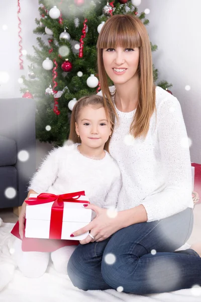 크리스마스 앞에서 선물을 엄마와 — 스톡 사진