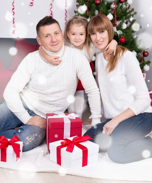 Jul Familj Porträtt Dekorerat Vardagsrum Med Julgran — Stockfoto