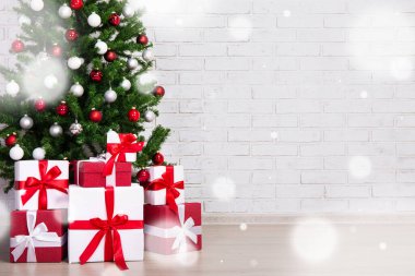 Kış konsepti - renkli toplarla süslenmiş Noel ağacı ve evde hediye kutuları