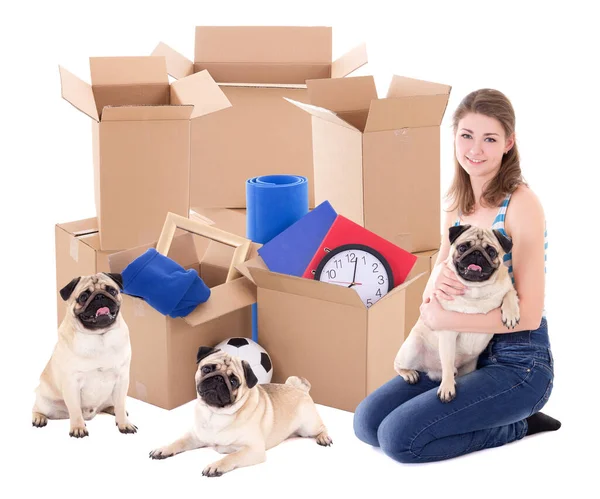 茶色の段ボール箱と白い背景に隔離された犬を持つ若い女性 — ストック写真
