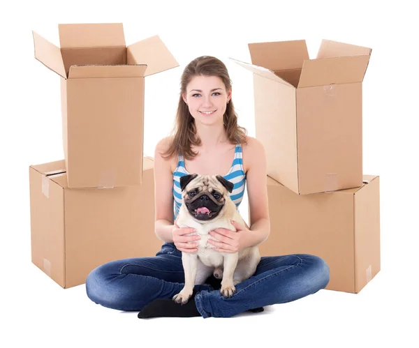 Jovem Mulher Com Caixas Papelão Marrom Cachorro Bonito Isolado Fundo — Fotografia de Stock