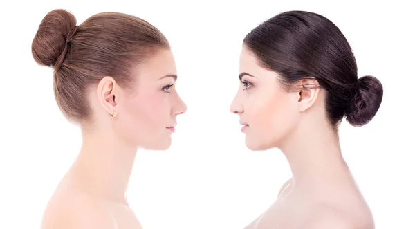 白い背景に完璧な肌を持つ2人の美しい女性の側面図 — ストック写真