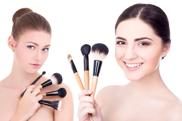 Dos Mujeres Hermosas Jóvenes Con Maquillaje Cepillos Aislados Sobre Fondo —  Fotos de Stock