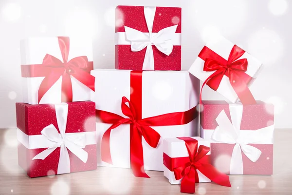 Kerstconcept Close Van Rode Witte Geschenkdozen Houten Vloer — Stockfoto