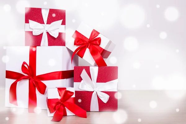Fondo Navidad Cajas Regalo Rojas Blancas Suelo Madera Con Espacio — Foto de Stock