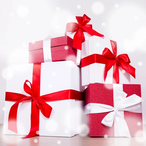 生日或圣诞节概念 一堆红白相间的礼品盒 — 图库照片
