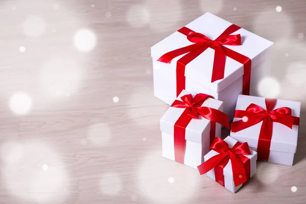 圣诞概念 木制背景上有红丝带和复制空间的礼品盒 — 图库照片