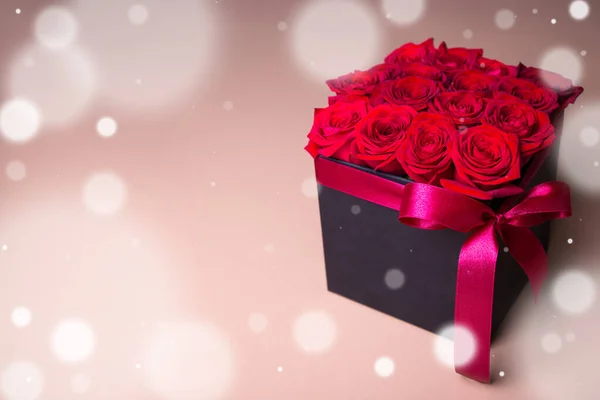 Концепция Зимнего Валентинского Дня Закрытие Коробки Красивыми Красными Цветами Розы — стоковое фото