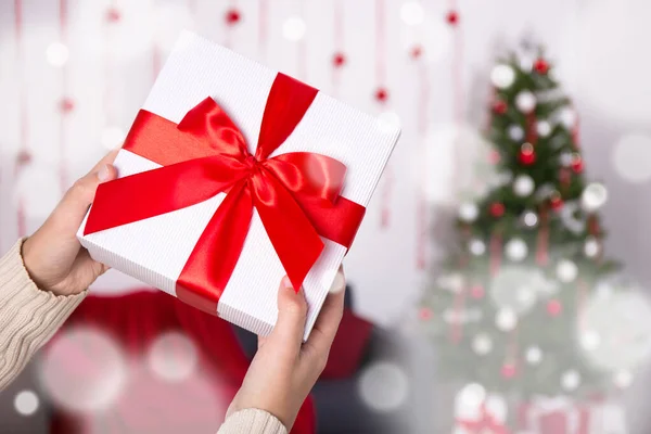 Close Caixa Presente Natal Mãos Masculinas — Fotografia de Stock