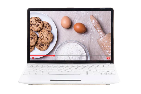 料理ブログのコンセプト 白に隔離されたラップトップの画面上で調理についてのビデオ — ストック写真