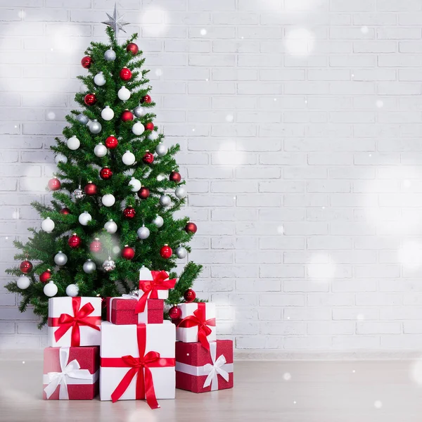 Árbol Navidad Con Bolas Colores Cajas Regalo Sobre Pared Ladrillo — Foto de Stock