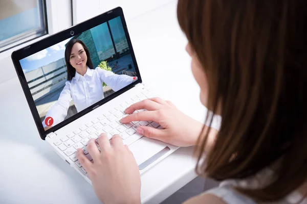 Zwei Junge Frauen Unterhalten Sich Bei Einem Videoanruf — Stockfoto