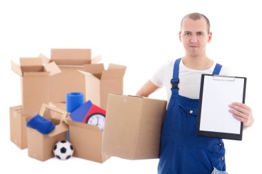 Postacı üniformalı, beyaz arka planda boş pano ve karton kutular tutuyor.