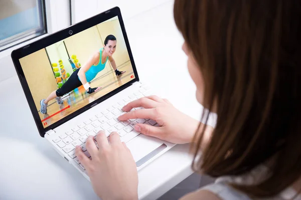 Video Blogg Koncept Baksida Syn Ung Kvinna Tittar Laptop Video — Stockfoto