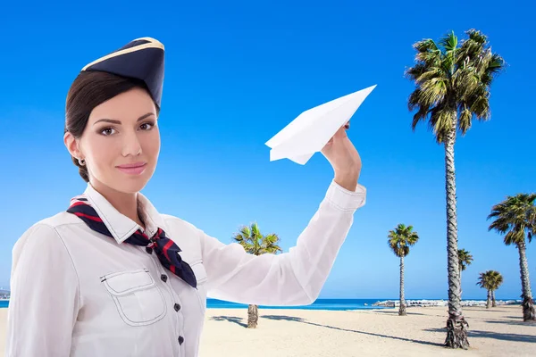 Lato Wakacje Koncepcja Podróży Ładna Stewardessa Papierowym Samolotem Tle Piaszczystej — Zdjęcie stockowe