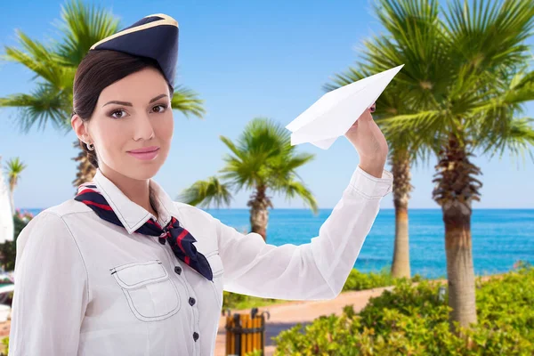 Vakantie Reizen Concept Mooie Stewardess Met Papier Vliegtuig Zomer Strand — Stockfoto