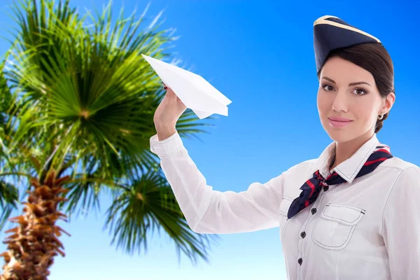 Zomer Vakantie Reizen Concept Stewardess Met Papieren Vliegtuig Blauwe Hemel — Stockfoto
