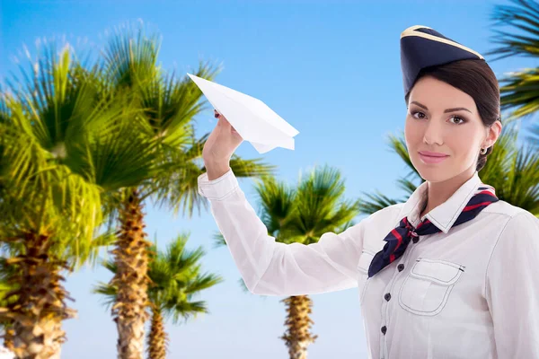 Vakantie Reizen Concept Stewardess Met Papier Vliegtuig Zomer Achtergrond Met — Stockfoto